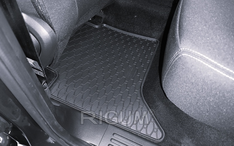 Резиновые коврики подходят для автомобилей VW Amarok 2023-